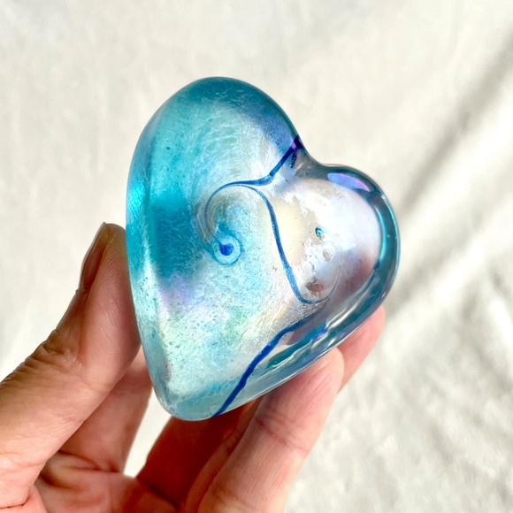 Heart-shaped Glass Paperweight - Picture 10 of 14